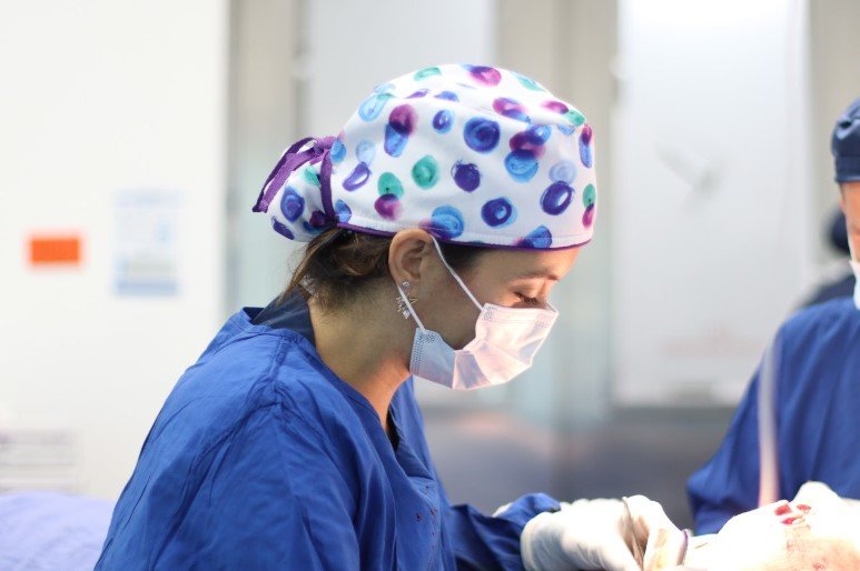 Cirujana plástica en Medellín Daniela Correa haciendo una reconstrucción facial - herida abierta en la cara