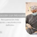 Cirujana plástica Daniela Correa realizando una liposucción con Microaire en Medellín