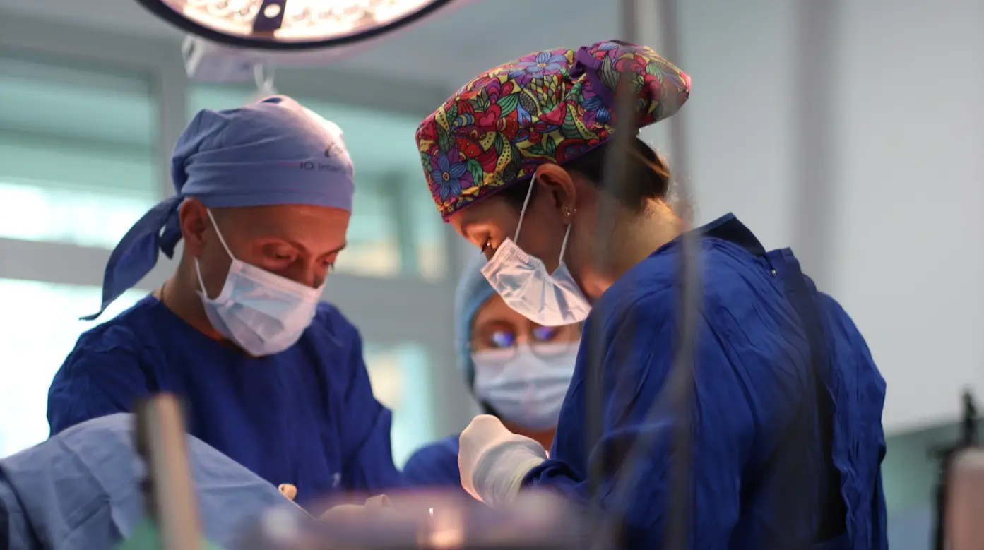 La Dra. Daniela Correa operando en quirófano junto a su equipo