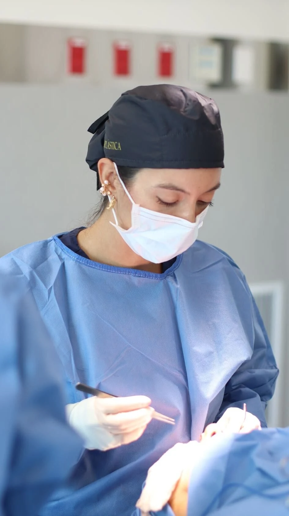 Dr. Daniela Correa performing ultrasonic rhinoplasty at IQ InterQuirófanos, the JCI-accredited plastic surgery facility in Medellín