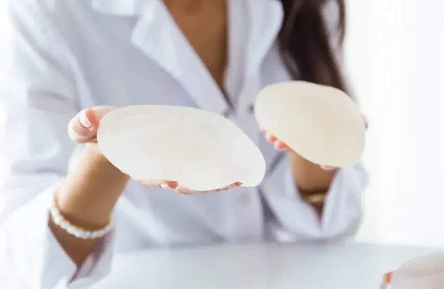 Tipos de implantes de senos- Dra. Daniela Correa en Medellín- Implante de silicona